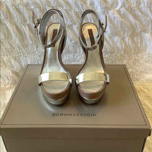 BCBG Silver Wedges - Picture 2 of 8